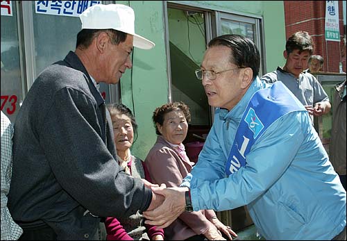 김기춘 한나라당 경남거제 후보가 8일 오전 남부농협앞에서 유권자들과 악수하며 지지를 호소하고 있다. 